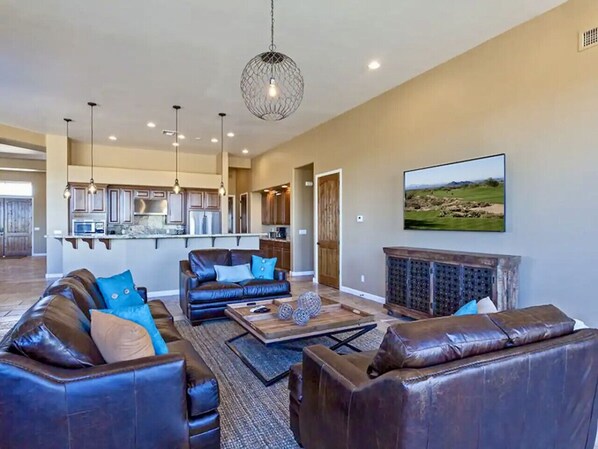 Een smart-tv, een open haard, tafelvoetbal en een tafeltennistafel