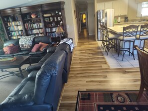Smart TV, fireplace, DVD player, books - Unbeatable Waterfront Deal: Special Offers on 4BR Luxury Canal Retreat (Welaka)