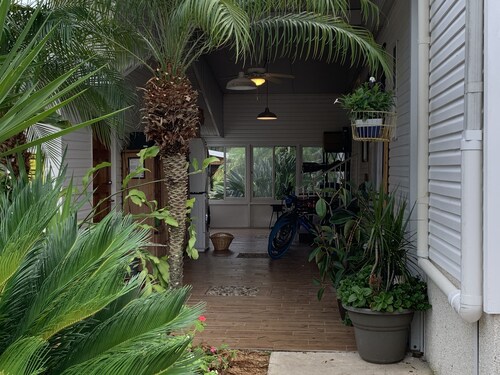 Unbeatable Waterfront Deal: Special Offers on 4BR Luxury Canal Retreat