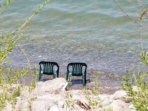 Ligstoelen aan het strand, strandlakens