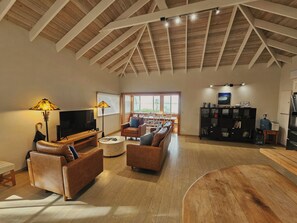 Smart TV, libros y estéreo 