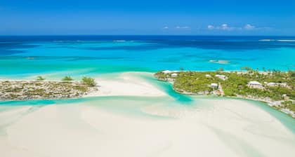 Maison en front de mer avec piscine et quai face au parc national de Moriah Cay
