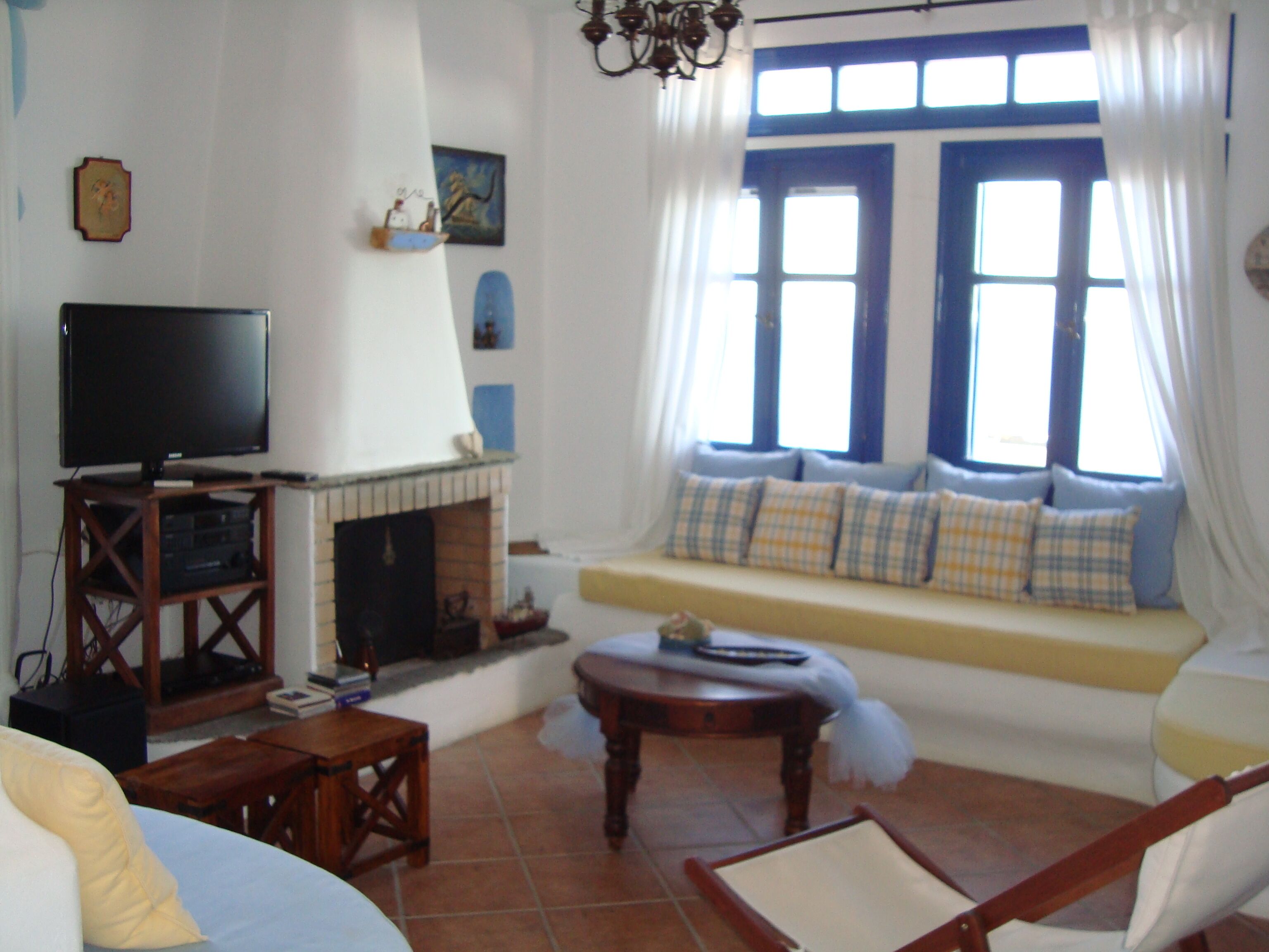 TV, fireplace, DVD player, books
