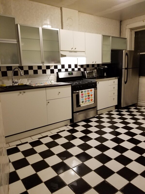 Frigorífico, microondas, horno y placa de cocina