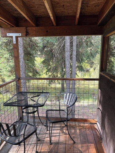 Treehouse Gem - Pet Friendly Riverfront Studio