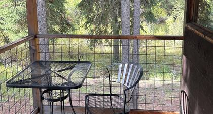 Treehouse Gem - Pet Friendly Riverfront Studio