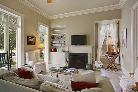 Smart TV, fireplace, books, music library. Freshly renovated with lots of upgrades! Book now for the Summer season!