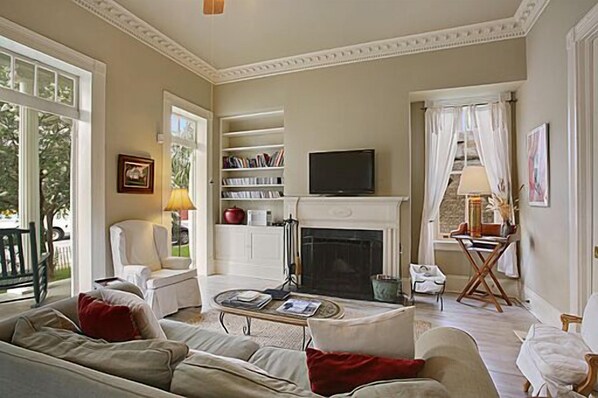 Smart TV, fireplace, books, music library