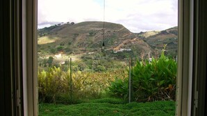 A window view of a hilly landscape with a clear sky. - Nice place,organic garden,quiet,history of Italy,enchanting views Segesta (Calatafimi Segesta)