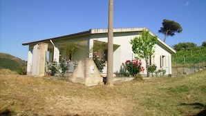 A single-story building with a flat roof, a central entrance, and a small porch area. - Nice place,organic garden,quiet,history of Italy,enchanting views Segesta (Calatafimi Segesta)