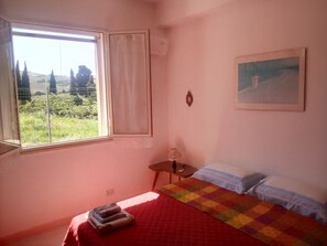 4 bedrooms, iron/ironing board, free WiFi, bed sheets