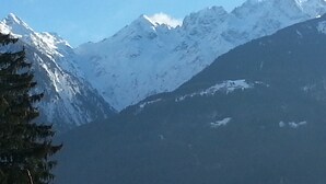 A snow-covered mountain range with a clear sky. - Valtellina mon amour (Castionetto)