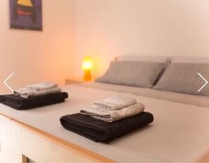 1 Schlafzimmer, Reisekinderbett, Bettwäsche