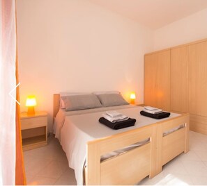 1 chambre, lit de bébé portatif, literie fournie