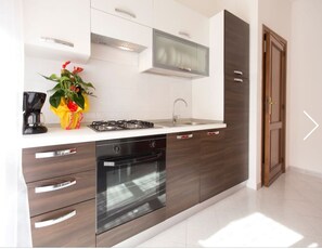 Jääkaappi, uuni, liesi, kahvin-/teenkeitin