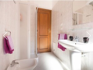 Een douche, een haardroger, een bidet, handdoeken
