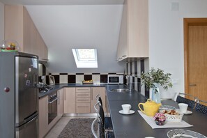 Kühlschrank, Mikrowelle, Ofen, Herdplatte