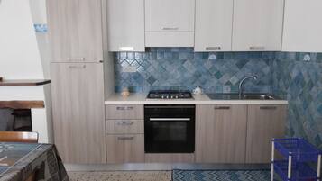 Réfrigérateur, four, plaque de cuisson, lave-vaisselle