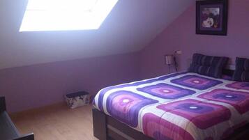 1 slaapkamer, een strijkplank/strijkijzer, gratis wifi, beddengoed