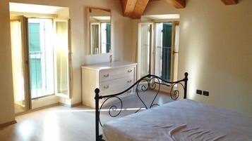 16 slaapkamers, een strijkplank/strijkijzer, gratis wifi, beddengoed