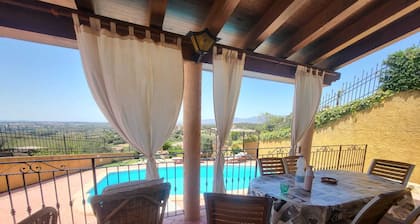 Panoramic Villa with private pool and whirlpool, green lawn and free wifi