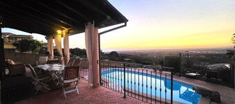 Panoramic Villa with private pool and whirlpool, green lawn and free wifi