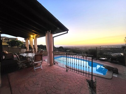 Panoramic Villa with private pool and whirlpool, green lawn and free wifi