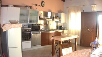 Køleskab, mikrobølgeovn, ovn, kogeplade