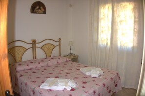 3 bedrooms, iron/ironing board, free WiFi, bed sheets - Panoramic Villa with private pool and whirlpool, green lawn and free wifi (quartu sant'elena)