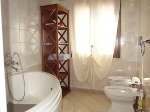Baignoire, séchoir à cheveux, bidet, serviettes fournies