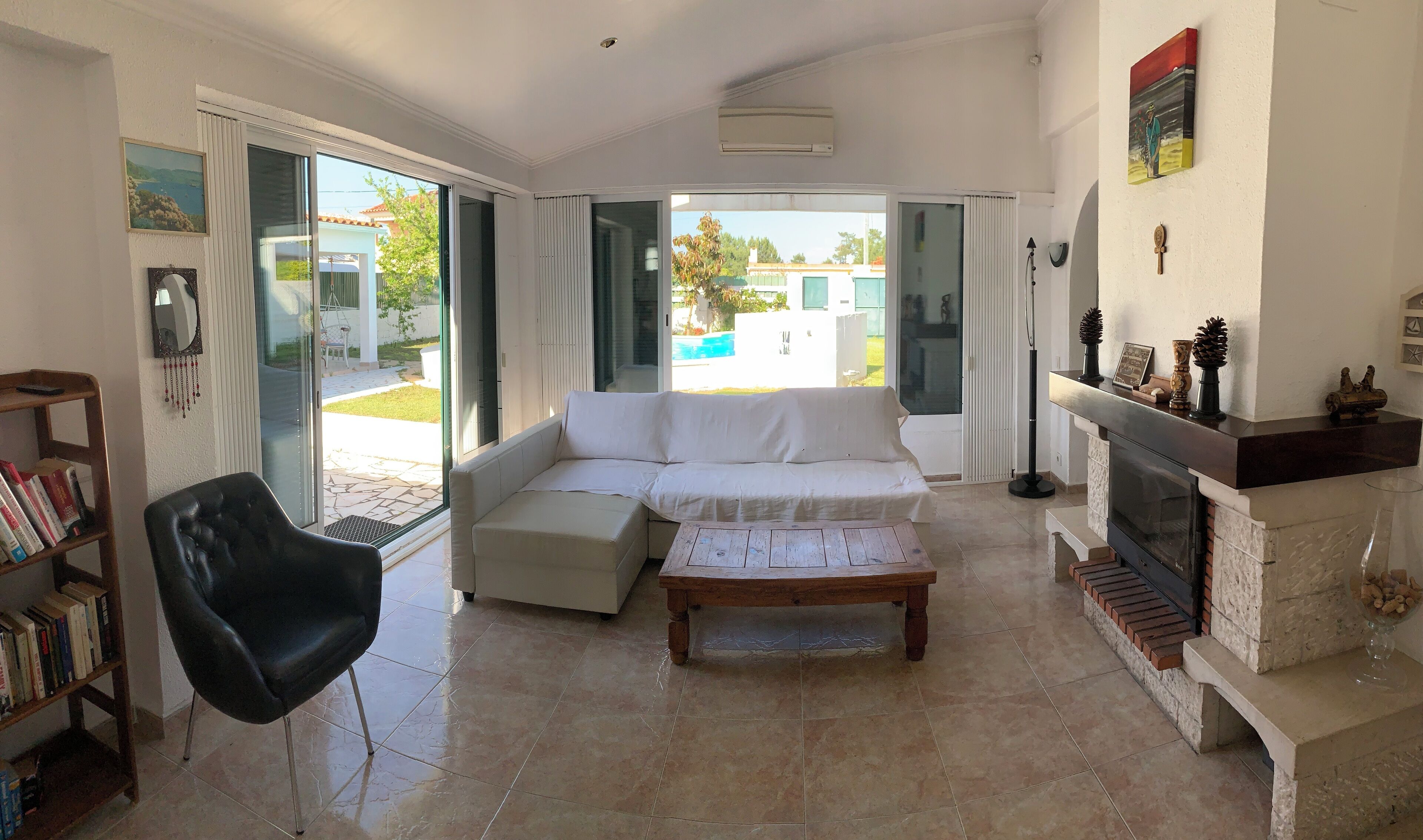 Smart-TV, peis, DVD-spiller og bøker