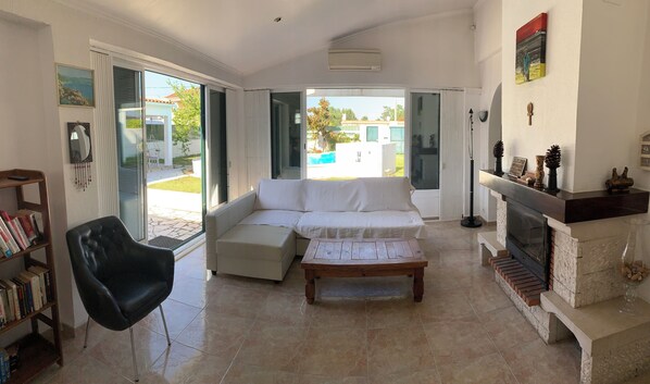 Smart TV, fireplace, DVD player, books