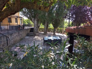 Outdoor dining - JUNCALVERA Villa with swimming pool in Rioja Alavesa  (Lanciego / Lantziego)
