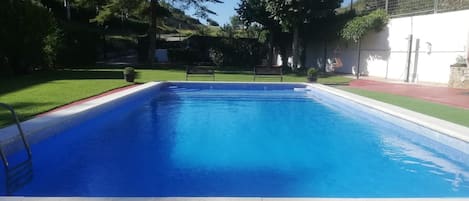 Una piscina al aire libre