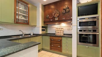 Frigorífico, microondas, horno y placa de cocina