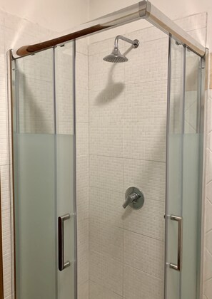 Dusche, kostenlose Toilettenartikel, Haartrockner, Bademäntel