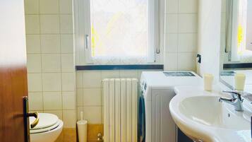 Dusche, kostenlose Toilettenartikel, Haartrockner, Bademäntel