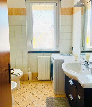 Suihku, ilmaiset hygieniatuotteet, hiustenkuivaaja, kylpytakit