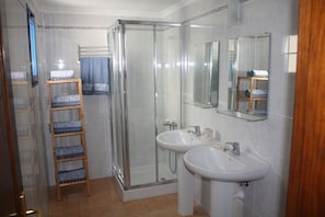 Een douche, een haardroger, handdoeken