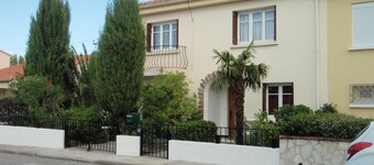Halfvrijstaande villa in dorp