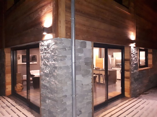 Chalet moderne 4*, très confortable et au calme. Idéal pour 2 ou 3 familles.