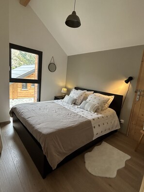 4 bedrooms, desk, iron/ironing board - Modern chalet 4*, very comfortable and quiet. Ideal for 2 or 3 families. (Valloire)