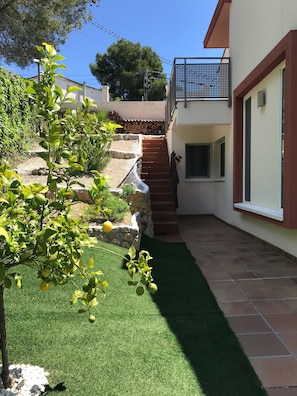 Property grounds - House with pool, Garraf natural park and near Sitges beach FREE WIFI (olivella)