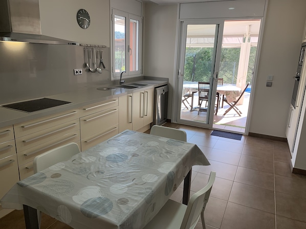 Fridge, microwave, oven, stovetop - House with pool, Garraf natural park and near Sitges beach FREE WIFI (olivella)
