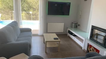 TV, fireplace, DVD player, stereo