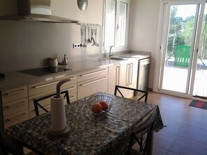 Réfrigérateur, micro-ondes, four, plaque de cuisson