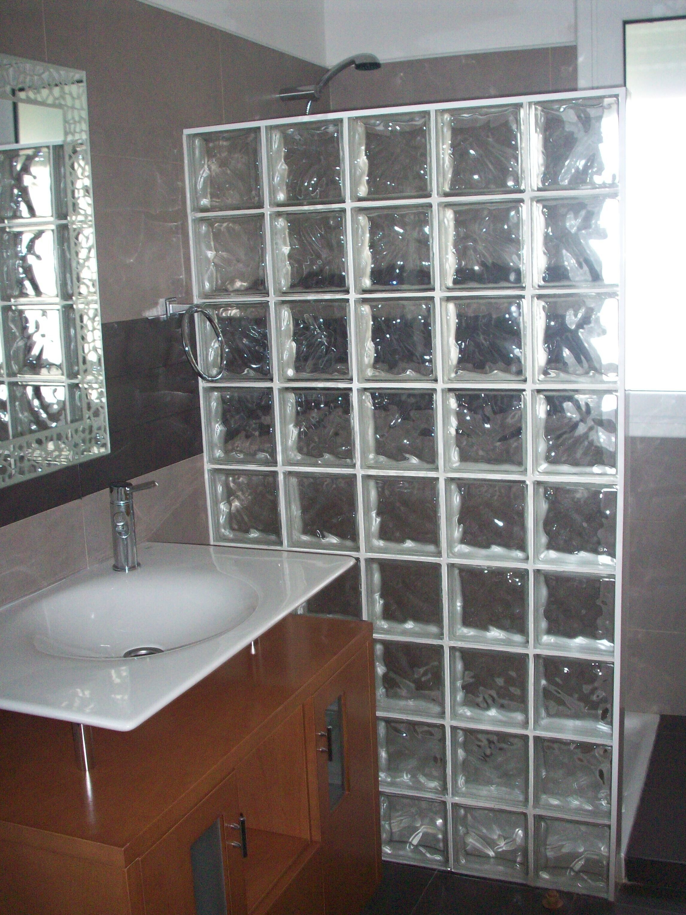 Shower, bidet, towels