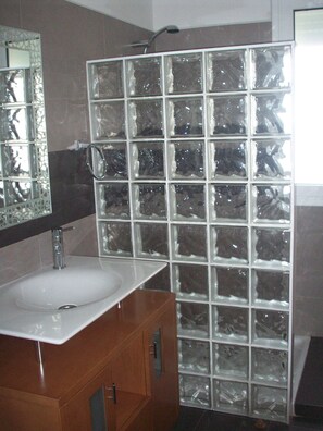 Dusche, Bidet, Handtücher