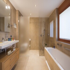 Badkar/dusch, bubbelbadkar, hårtork och bidé