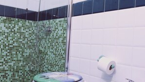 Un bagno con WC, bidet e lavabo.